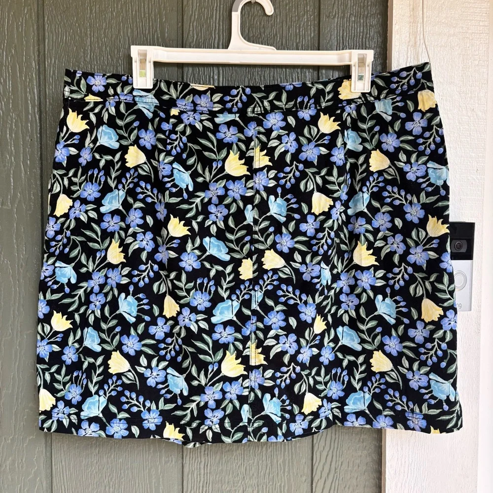 Karen Scott Woman Skort 18W Floral Print Black Blue Yellow Cotton Blend - Picture 4 of 7